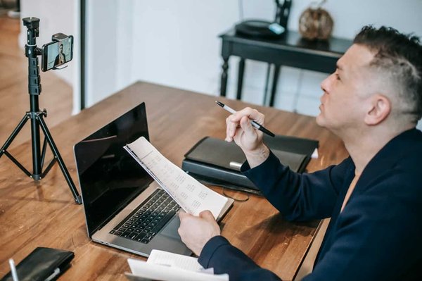 Quelle est l'efficacité des programmes de mentorat en ligne pour les jeunes entrepreneurs?